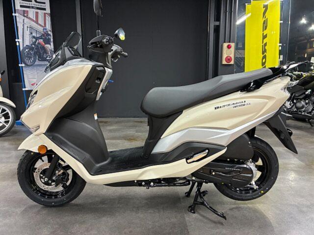 スズキ バーグマンストリート125EX 2025年モデル USB電源