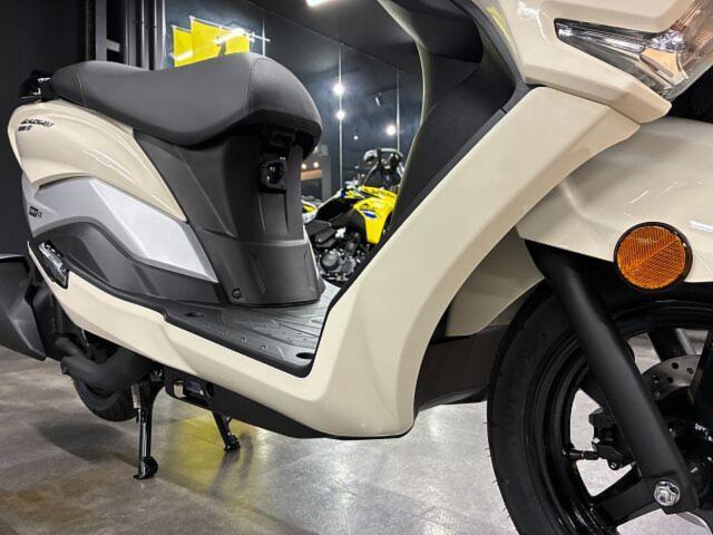 スズキ バーグマンストリート125EX 2025年モデル USB電源