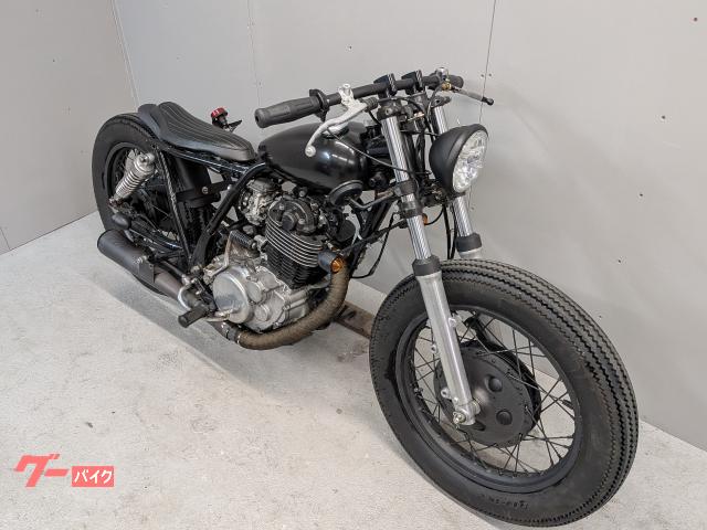 YAMAHA　SR400  ボバーカスタム　純正パーツ多数あり　車検令和8年4月まであり！！ ヤマハ SR400 ボバーカスタム 車検2年付｜FLAT GROUP