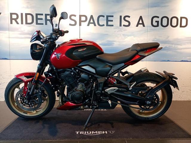 トライデント800 2026年新型モデル カーニバルレッド