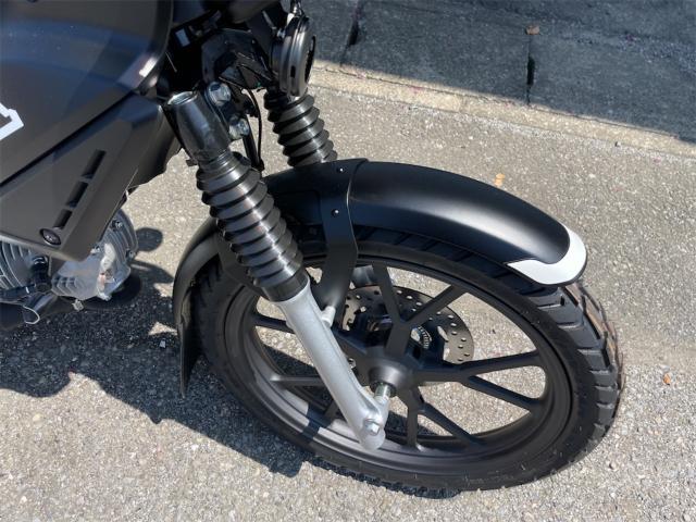 マットブラックのアデルのクロスバイク 新車同様 自転車屋が仕上げた中古車