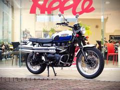 ＴＲＩＵＭＰＨ　スクランブラー９００　キャブレター車　社外マフラー　エンジンガード