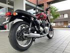 ボンネビルT120 アルミニウムシルバー／クランベリーレッド 2026年モデル