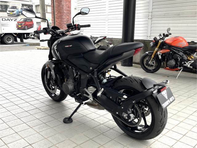 トライデント660 マットブラック 登録済未使用車 OPクイックシフター装着済