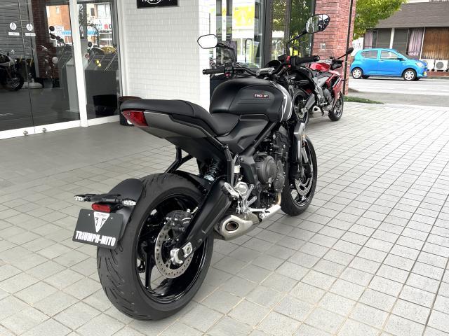 トライデント660 マットブラック 登録済未使用車 OPクイックシフター装着済