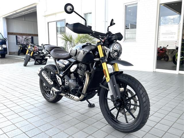 スクランブラー400X ファントムブラック／シルバーアイス 中古車 ハイレベルマットガード ロアエンジンバー装備
