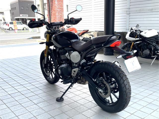 スクランブラー400X ファントムブラック／シルバーアイス 中古車 ハイレベルマットガード ロアエンジンバー装備