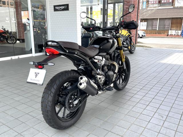 スクランブラー400X ファントムブラック／シルバーアイス 中古車 ハイレベルマットガード ロアエンジンバー装備