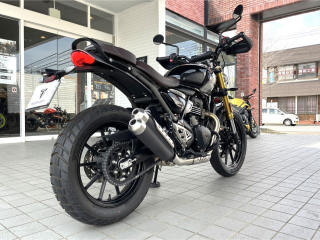 スクランブラー400X ファントムブラック／シルバーアイス 中古車 ハイレベルマットガード ロアエンジンバー装備