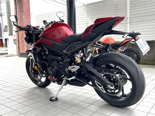 ストリートトリプルRS カーニバルレッド 現行モデル クイックシフター ボディ同色フライスクリーンキット