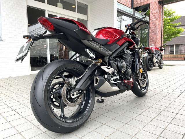 ストリートトリプルRS カーニバルレッド 現行モデル クイックシフター ボディ同色フライスクリーンキット