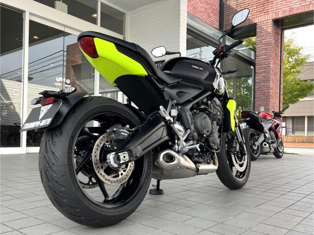 トライデント660 ジェットブラック 登録済未使用車 OPクイックシフター装着済