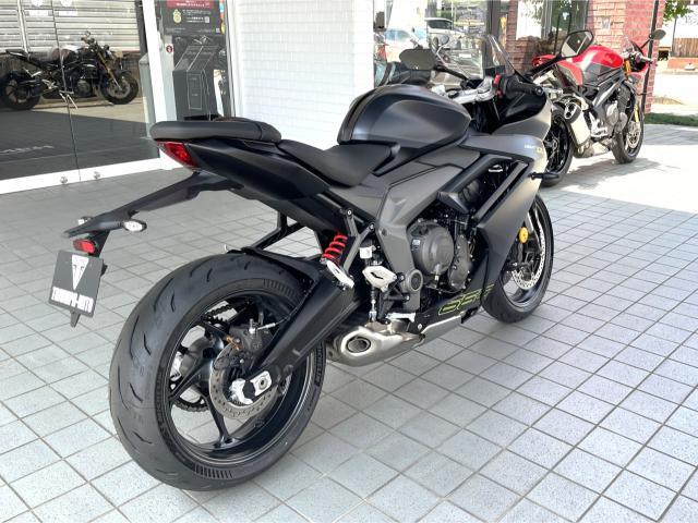 デイトナ660 サテングラナイト／サテンジェットブラック 登録済未使用車 トライアンフシフトアシスト装備