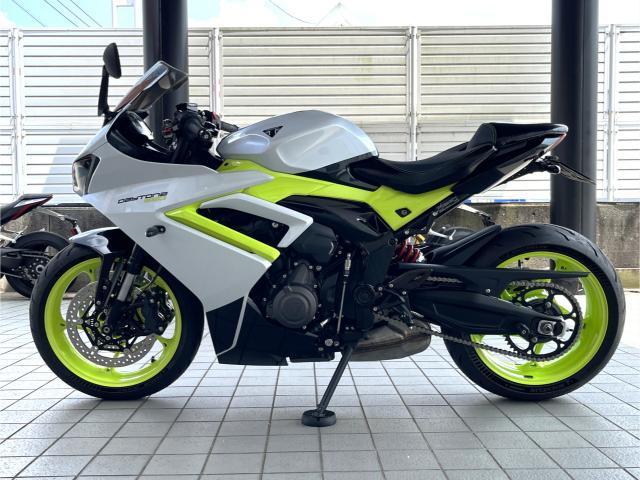 デイトナ660 トライアンフ水戸オリジナルカスタム 登録済未使用車 スノードニアホワイト／レーシングイエロー／サファイアブラック