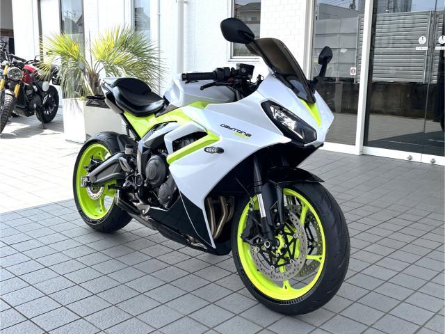 デイトナ660 トライアンフ水戸オリジナルカスタム 登録済未使用車 スノードニアホワイト／レーシングイエロー／サファイアブラック