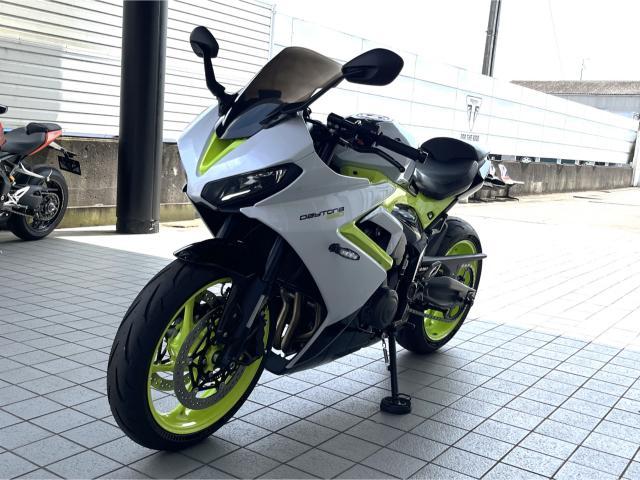 デイトナ660 トライアンフ水戸オリジナルカスタム 登録済未使用車 スノードニアホワイト／レーシングイエロー／サファイアブラック