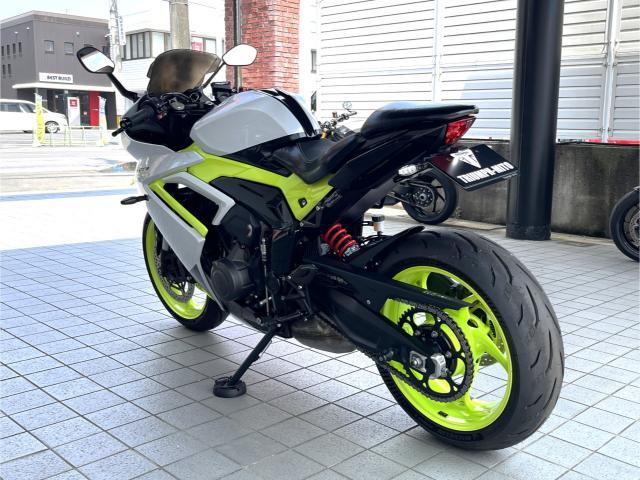デイトナ660 トライアンフ水戸オリジナルカスタム 登録済未使用車 スノードニアホワイト／レーシングイエロー／サファイアブラック