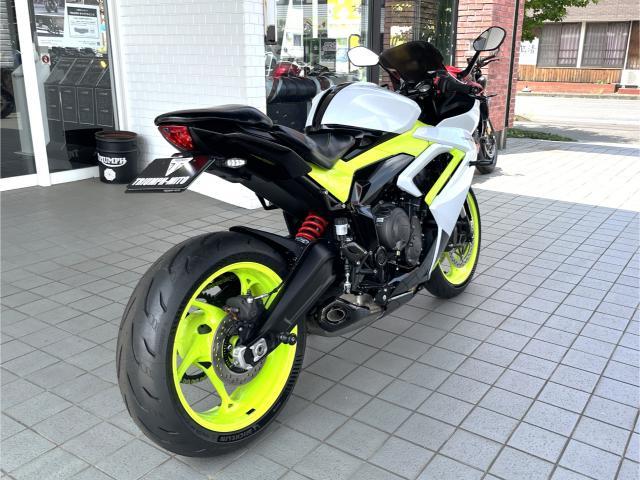 デイトナ660 トライアンフ水戸オリジナルカスタム 登録済未使用車 スノードニアホワイト／レーシングイエロー／サファイアブラック