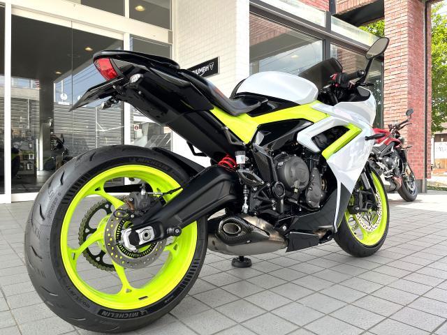 デイトナ660 トライアンフ水戸オリジナルカスタム 登録済未使用車 スノードニアホワイト／レーシングイエロー／サファイアブラック