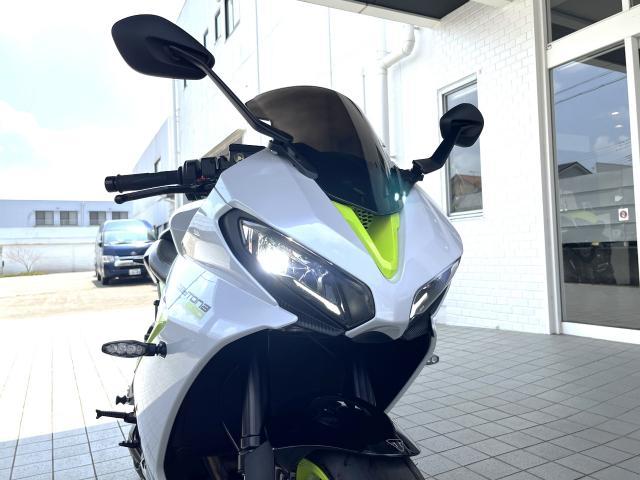 デイトナ660 トライアンフ水戸オリジナルカスタム 登録済未使用車 スノードニアホワイト／レーシングイエロー／サファイアブラック