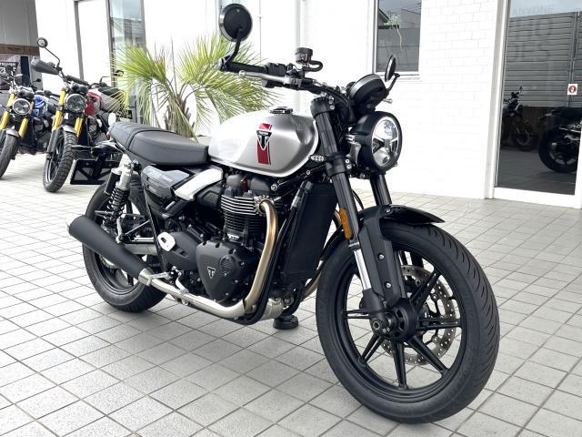 スピードツイン900 現行モデル アルミニウムシルバー クラシックスポーツ 900CC ツインエンジン シート高780mm