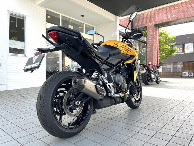 タイガースポーツ800 コスミックイエロー／サファイアブラック アクラボビッチサイレンサー クイックシフター クルーズコントロール