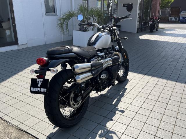 スクランブラー900 限定モデル ICONエディション サファイアブラック／アルミニウムシルバー 機械加工バーエンドミラー装着