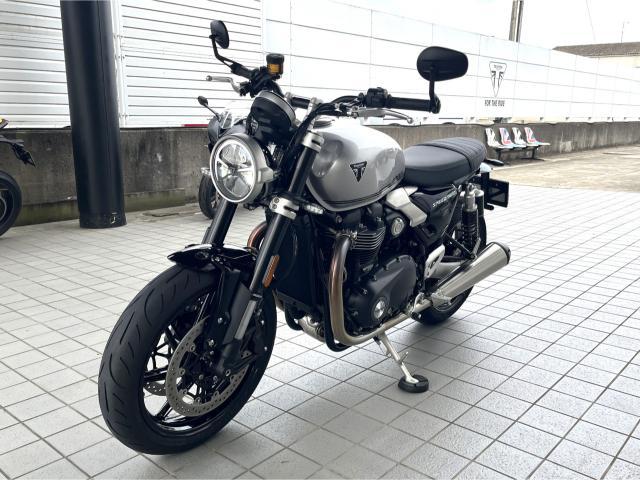 スピードツイン1200 アルミニウムシルバー 水冷並列2気筒SOHC270度クランク 105PS 112Nm