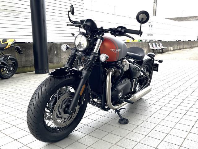 ボンネビル ボバー マットグラファイト／マットバハオレンジ 純正オプション エンジンドレッサーバー装着済