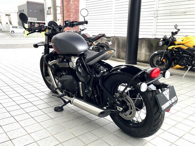 ボンネビル ボバー マットグラファイト／マットバハオレンジ 純正オプション エンジンドレッサーバー装着済