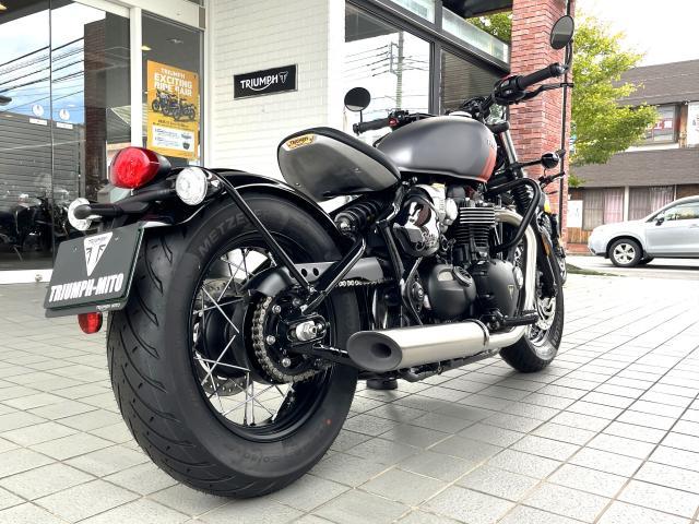 ボンネビル ボバー マットグラファイト／マットバハオレンジ 純正オプション エンジンドレッサーバー装着済