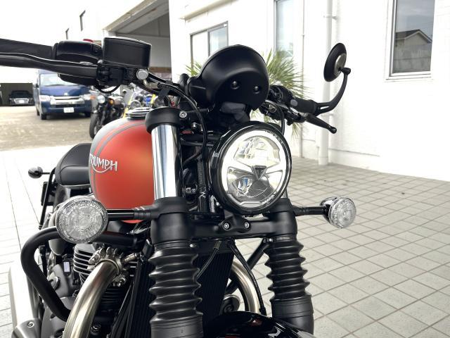 ボンネビル ボバー マットグラファイト／マットバハオレンジ 純正オプション エンジンドレッサーバー装着済