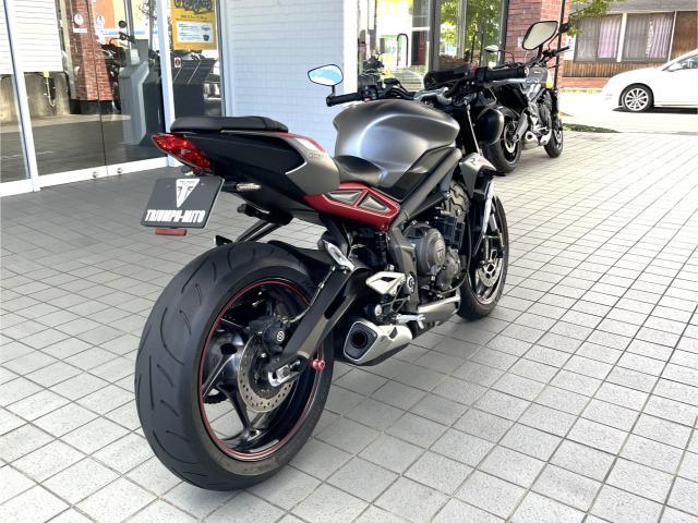 ストリートトリプル765R LOW マットシルバーアイス シート高780mm アップ ダウンクイックシフター