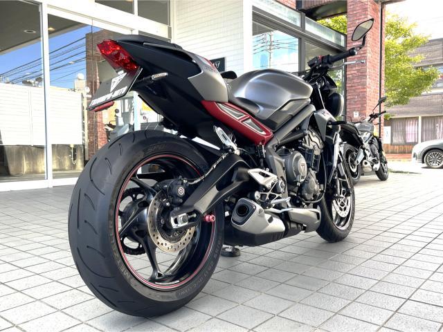 ストリートトリプル765R LOW マットシルバーアイス シート高780mm アップ ダウンクイックシフター