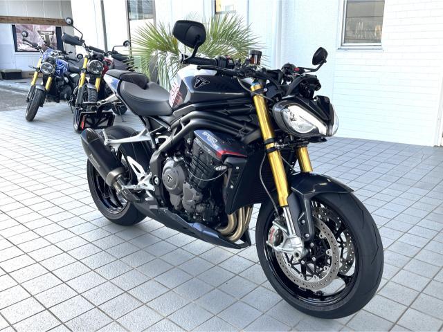 スピードトリプル1200RS 現行モデル グラナイト／ディアブロレッド アクラボビッチ 前後オーリンズ電子制御サス 183馬力