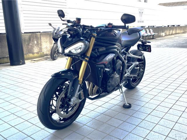 スピードトリプル1200RS 現行モデル グラナイト／ディアブロレッド アクラボビッチ 前後オーリンズ電子制御サス 183馬力