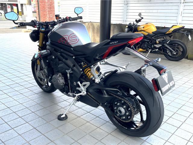 スピードトリプル1200RS 現行モデル グラナイト／ディアブロレッド アクラボビッチ 前後オーリンズ電子制御サス 183馬力