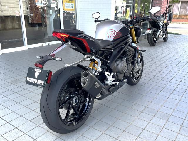 スピードトリプル1200RS 現行モデル グラナイト／ディアブロレッド アクラボビッチ 前後オーリンズ電子制御サス 183馬力