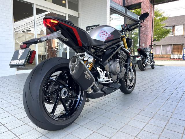 スピードトリプル1200RS 現行モデル グラナイト／ディアブロレッド アクラボビッチ 前後オーリンズ電子制御サス 183馬力