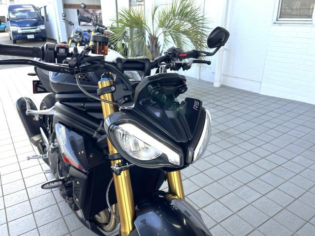 スピードトリプル1200RS 現行モデル グラナイト／ディアブロレッド アクラボビッチ 前後オーリンズ電子制御サス 183馬力