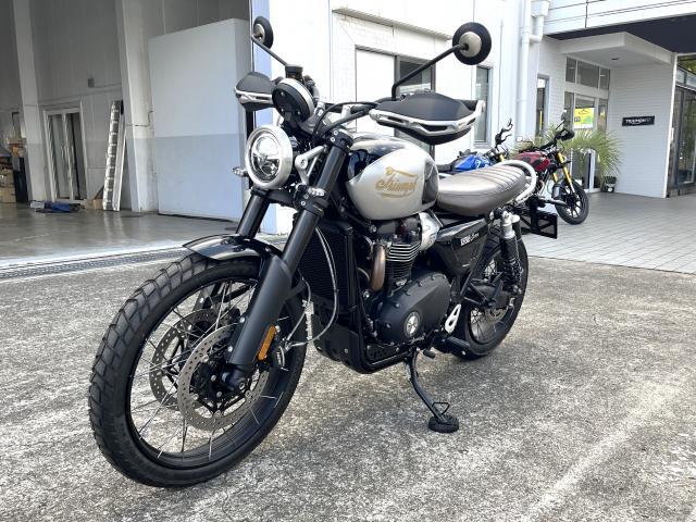 スクランブラー1200X 限定モデルICONエディション アルミニウムシルバー／サファイアブラック ナックルガード装備