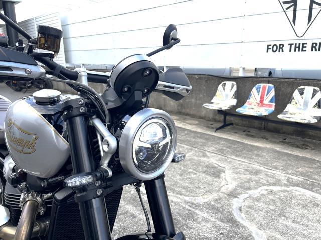 スクランブラー1200X 限定モデルICONエディション アルミニウムシルバー／サファイアブラック ナックルガード装備