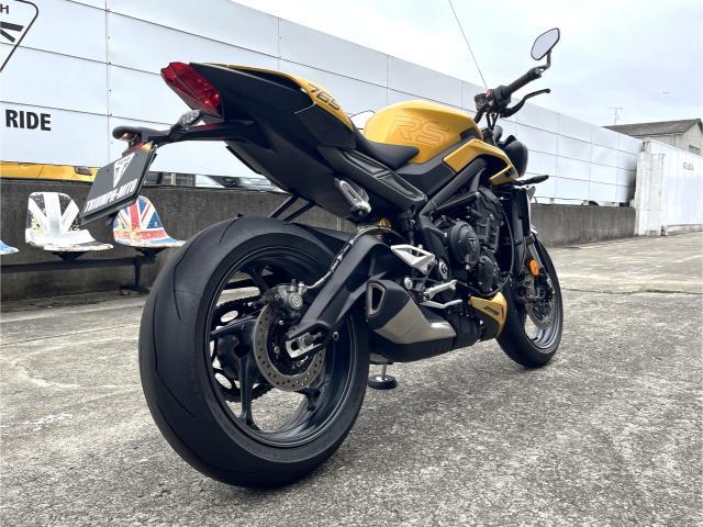 ストリートトリプル765RS コスミックイエロー 現行モデル クイックシフター 130PS 189kg ストリートファイター