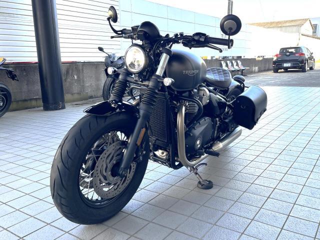 ボンネビル ボバー マットストームグレー／マットアイアンストーン パニア グリップヒーター エンジンガード ETC USB等装備