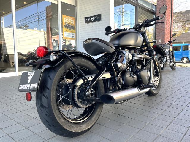 ボンネビル ボバー マットストームグレー／マットアイアンストーン パニア グリップヒーター エンジンガード ETC USB等装備