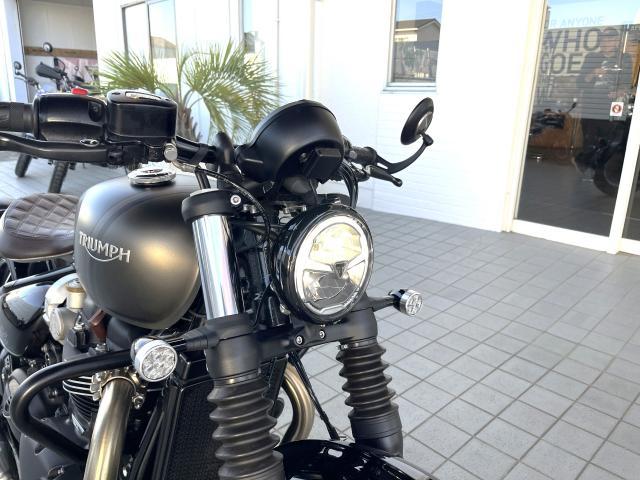 ボンネビル ボバー マットストームグレー／マットアイアンストーン パニア グリップヒーター エンジンガード ETC USB等装備