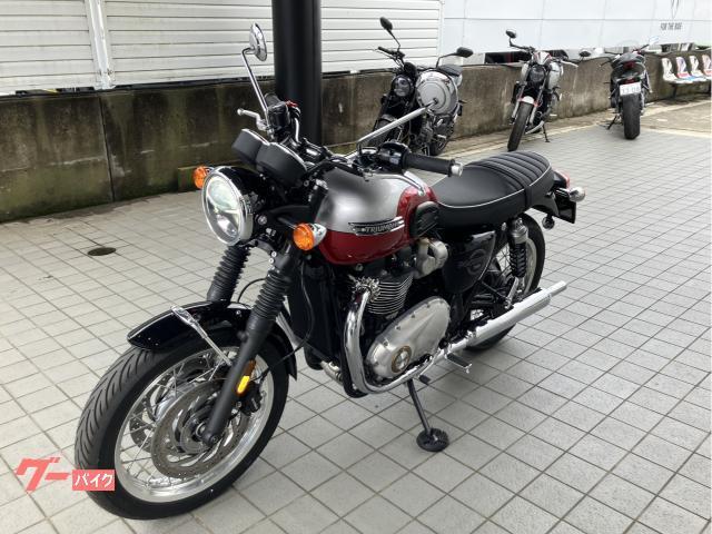 ボンネビルT120 アルミニウムシルバー／クランベリーレッド 2026年モデル