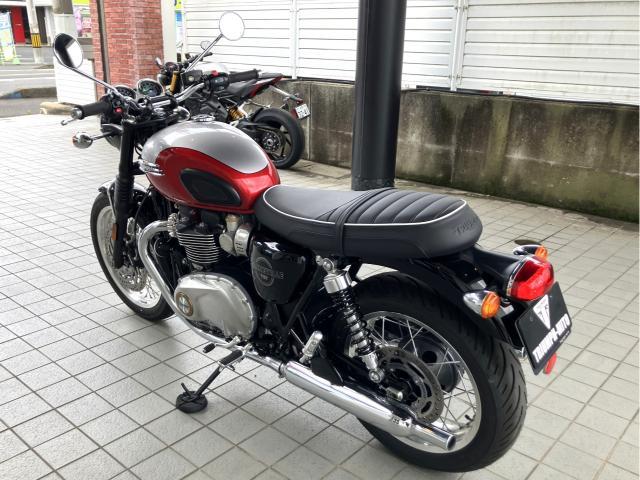 ボンネビルT120 アルミニウムシルバー／クランベリーレッド 2026年モデル