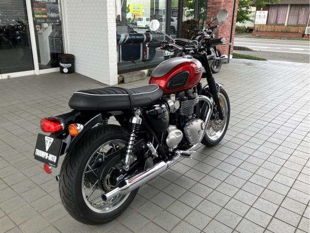ボンネビルT120 アルミニウムシルバー／クランベリーレッド 2026年モデル