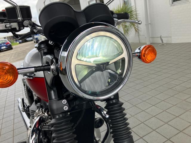 ボンネビルT120 アルミニウムシルバー／クランベリーレッド 2026年モデル